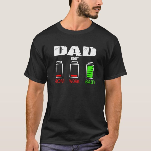 Vater von Mama am Arbeitsplatz und Kinderbatterie  T-Shirt (Vorderseite)