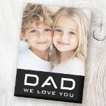 Vater wir Liebe Sie Vater's Day Foto schwarz Magnet<br><div class="desc">Kühlschrankmagnet mit dem Text "Vater" in einem modernen Schriftart mit anpassbarem Text "Wir Liebe Sie" unten. Oben ist eine anpassbare Bildvorlage. Die Standardfarben sind schwarz und weiß,  aber alle Farben können im Designwerkzeug angepasst werden.</div>