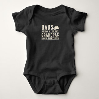 Väter wissen eine Menge Großväter wissen alles Baby Strampler