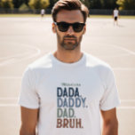 Vaterbesuch: Personalisierte Dada zur Bruh-Evoluti T-Shirt<br><div class="desc">Funny Personalisierter Vater Shirt - Feiern Sie die unglaublich witzig Evolution der Vaterschaft mit diesem spielerischen und modernen Design, das sich von "Dada" zum ultimativen, von 1999 genehmigten "Bruh" bewegt. Dieses Design mit kühnen, bedrückten Blocktypografien in einem Gefälle von männlichen, erdigen Tönen fühlt sich sowohl trendig als auch nostalgisch an....</div>