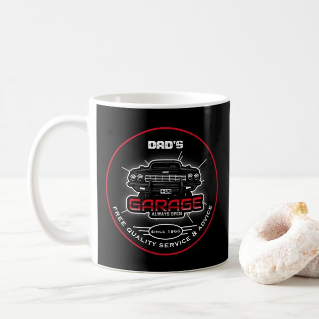 Vaters oder irgendeine Namensgarage öffnen sich im Kaffeetasse (Mit Donut)