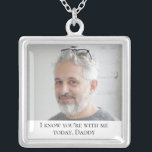 Vatertag der Gedenkfeier zum Foto der Braut Versilberte Kette<br><div class="desc">Tragen Sie diesen wunderschönen Vater der Foto-Gedenkstätte an Ihrem Hochzeitstag,  um die Liebe,  die Sie mit ihm geteilt und behalt ihm nah an Ihrem besonderen Tag. Fügen Sie Ihren eigenen speziellen Text hinzu,  oder verwenden Sie den Text wie gezeigt.</div>
