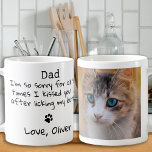 Vatertag - Funny Cat Vater Custom Pet Foto Kaffeetasse<br><div class="desc">Überraschung Vater diesen Vatertag mit diesem super niedlichen Hund Papa Tasse . Vater ... Es tut mir so leid für die ganze Zeit, dass ich dich geküsst ... nachdem ich meinen Hintern lecken . Personalisieren Sie mit dem Lieblings-Haustier-Foto des Cat-Vaters, und nennen Sie ihn. COPYRIGHT © 2020 Judy Burrows, Black...</div>