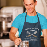 Vatertag Phantastischer Vater GRILLEN Grill Person Schürze<br><div class="desc">Niedlich Flippins Phantastisches Papa-Design, das ein tolles Geschenk für einen Koch oder einen Koch Papa in Ihrem Leben macht. Entfesseln Sie die kulinarische Stärke Ihres Vaters mit der Personalisierten Vater-Schürze "Grill Master". Diese Schürze ist nicht nur ein Küchenzubehör, sondern ein Zeugnis seiner unschlagbaren Grillfähigkeiten, seiner Liebe zum Kochen und vor...</div>