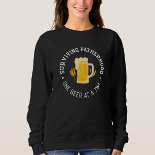 Vatertag Überleben der Vaterschaft ein Bier bei ei Sweatshirt