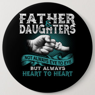 Vatertochter hören immer Geschenke für Vater zu He Button