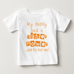 Vati hat ein höheres Power-Säugling LS-Shirt - Baby T-shirt