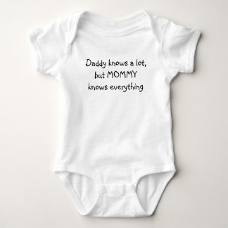 Vati weiß viel, aber MAMA weiß alles Baby Strampler