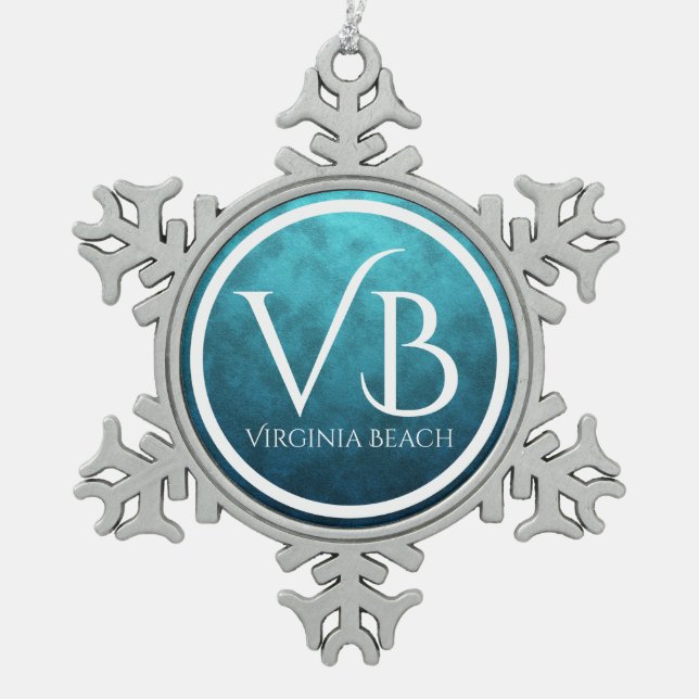 VB Virginia Beach auf blauem Wasser Hintergrund Schneeflocken Zinn-Ornament (Vorderseite)
