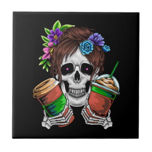 Vector Frauenschädel mit Eiskaffee und Blume Fliese