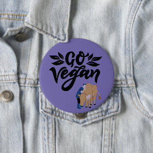 Vegane Person umarmt Kuh Button