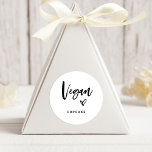 Veganer Gegenstand | Moderne Lässige Schrift und H Runder Aufkleber<br><div class="desc">Dieses schlichte und stilvolle Gourmetlabel ist perfekt für Ihre Hochzeit! Trendy,  schwarz-weiß lässige handgeschriebene Schrift sagt "vegan",  zusammen mit einem eleganten Herz. Es gibt einen Ort,  um die vegane Leckerei hinzuzufügen,  sodass Ihre Gäste mit Diätvorlieben oder Intoleranzen nicht vergessen werden!</div>