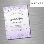 Veilchen-Lavendel-Glitzern-Drehbuch Luxus Magneteinladung<br><div class="desc">Für eine elegante 40. Geburtstagsfeier (oder jedes Alter). Ein schick weißer und violetter Farbverlauf. Dekoriert mit violettem Imitat Glitzer,  Glitzern. Personalisieren und fügen Sie einen Namen und Party-Details hinzu. Der Name wird mit einem handgeschriebenen Stilskript geschrieben</div>