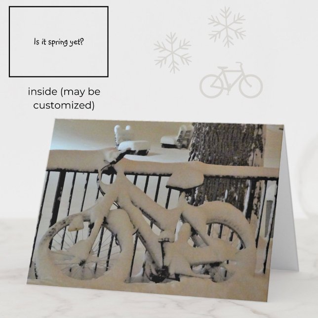 Vélo motoneige amusant Noir + Carte photo blanc (This fun card depicts a black and white photo of a snowy bicycle in winter. )