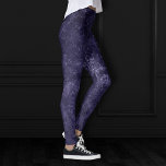 Velvety Midnight Damask | Indigo Lila Grunge Leggings<br><div class="desc">90er Grunge, ganz erwachsen! Edler und dramatischer, gotisch inspiriert dunkelsamtiger Barockdamast in tiefer Farbenpalette schafft eine opulente, Vintag zerkleinerte Samtstruktur. Aus der luxuriösen und raffinierten Kollektion "Moody Jewel Tones" verleiht dieses moderne Mischmedium unisex (und dennoch feminin) abstrakten Effekt einen vollkommenen Pop duskischer, gedämpfter und schlichter Farbe. #jeweltones Um Produkte oder...</div>