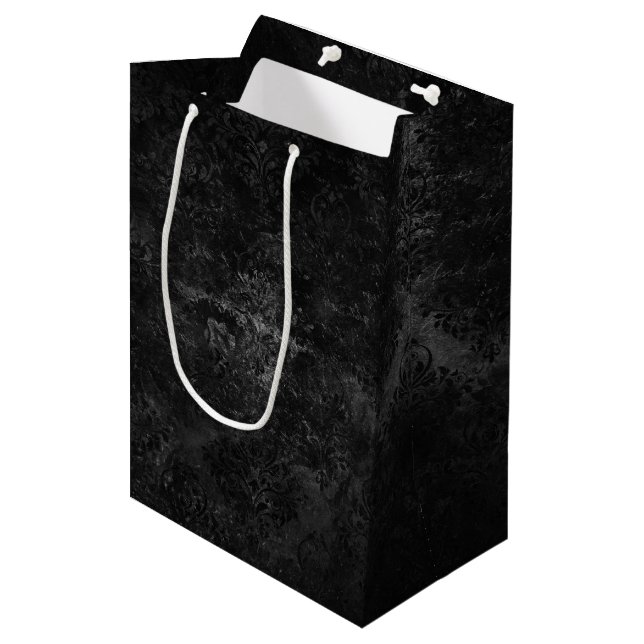 Velvety Onyx Damask | Black Vampy Grunge Baroque Mittlere Geschenktüte (Vorderseite Schrägansicht)