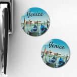 Venedig Canal mit blauen Gondeln Magnet<br><div class="desc">Eine wunderschöne Aussicht auf Venedig (Italien) und den Canale Grande. In diesem Kühlschrankmagnet können Sie einige elegante bläuliche Gondeln sehen,  das berühmte Schiff,  das eines der berühmtesten Wahrzeichen Venedigs ist.</div>