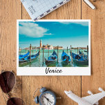 Venedig Canal mit blauen Gondeln Postkarte<br><div class="desc">Eine wunderschöne Aussicht auf Venedig (Italien) und den Canale Grande. Auf dieser Postkarte sehen Sie einige elegante blaue Gondeln,  das berühmte Schiff,  das eines der berühmtesten Symbole Venedigs ist.</div>