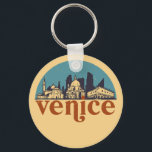 Venedig Italien Retro City Skyline Stadtbild Schlüsselanhänger<br><div class="desc">Vintages und retro City Design mit wunderschöner Skyline, touristischer Attraktion und Stadtbild. Cooler Wolkenkratzer und Gebäude Silhouette Illustrationen für Touristen und Reisende. Ideal als Souvenir, um Zuhause zu bringen, wenn Sie um die Welt reisen. Rett die Erinnerung an deine Reise und Ferien mit Familie und Freunden. Die Hintergrundfarbe kann auf...</div>
