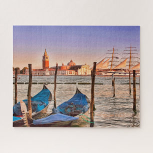 Venedig, Italien Segelboot mit Gondeln