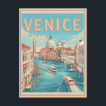 Venedig, Italien Vintage Postkarte<br><div class="desc">Erleben Sie den zeitlosen Charme Venedigs, Italiens mit dieser schönen Vintage Reise Postkarte. Diese hochwertige Postkarte zeigt ein atemberaubendes Bild von Wasserkanälen und Booten vor dem Kirchturm des Markusplatzes und der Piazza San Marco Brücke über den Kanal, ideal, um Freunde und Familie zu schicken oder Ihrer Wohngestaltung eine Touch italienischen...</div>