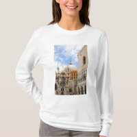 Venedig, Venetien, Italien - Vögel sind auf einer