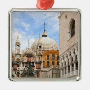 Venedig, Venetien, Italien - Vögel sitzen auf eine Silbernes Ornament