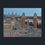 Venezianische Türme von Barcelona Postkarte<br><div class="desc">Bewundern Sie die Pracht der Venezianischen Türme Barcelonas, die am Eingang zur Plaça d'Espanya hoch oben stehen. Inspiriert vom Markusplatz Venedig, markieren diese imposanten roten Türme das Tor zum majestätischen Palau Nacional und zum katalanischen Nationalmuseum. Sie sind ein atemberaubendes Symbol der architektonischen Schönheit Barcelonas und stehen stolz nahe dem berühmten...</div>