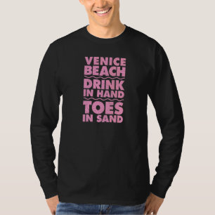 Venice Beach Trinken in der Hand Zehen im Sand Kal T-Shirt