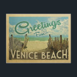 Venice Beach Vintage Reise Postkarte<br><div class="desc">Diese Gruß aus Venedig Beach Vintage Postkartengestaltung verfügt über einen Sandstrand mit einem schönen türkisfarbenen Ozean Wasser und über dem Meer,  einen blauen Himmel mit billigen weißen Wolken. Im Vintage Reisen Stil.</div>