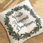 Venite Adoremus Vintage Christmas Carol Latin Kissen<br><div class="desc">Geben Sie Ihrer Zuhause ein wenig altmodische Weihnachtseleganz mit dem lateinischen Satz "Venite Adoremus Dominum". Es bedeutet: "O komm, lass uns an Ihn." Sie kennen vielleicht die Worte aus dem Chor aus dem Weihnachtslied des 18. Jahrhunderts "Adeste Fideles" ("O Come All Ye Faithful"). Dieser lateinische Ausdruck ist in antiquierter, skurriler...</div>