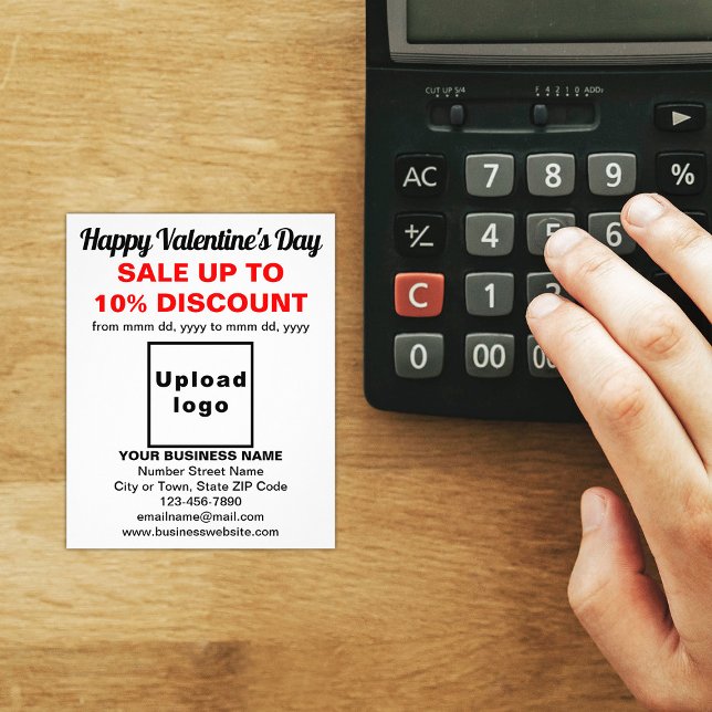 Vente de Saint-Valentin d'affaires sur prospectus  (Attract more customers this Valentine's Day. Business Valentine sale on white flyer on store desk.)