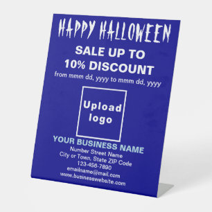 Vente d'Halloween d'affaires sur panneau bleu