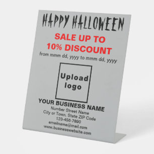 Vente d'Halloween d'affaires sur un panneau de pié