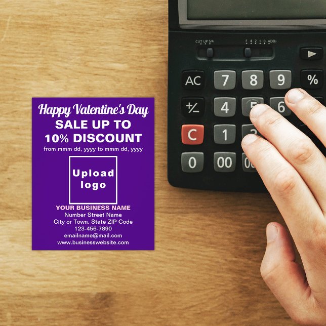 Vente Valentine d'affaires sur prospectus pourpre (Attract more customers this Valentine's Day. Business Valentine sale on purple flyer on store desk.)