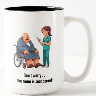 Verängstigter Senior vor riesiger Nadel  Zweifarbige Tasse