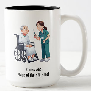 Verängstigter Senior vor riesiger Nadel  Zweifarbige Tasse