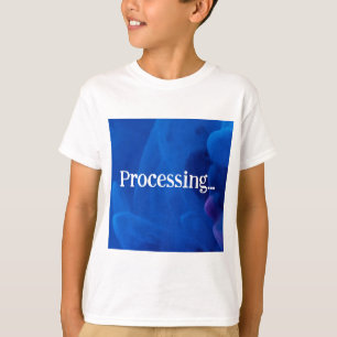 Verarbeitung im blauen Hintergrund T-Shirt