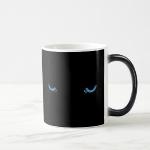 Verärgerte Augen, die Tasse verwandeln