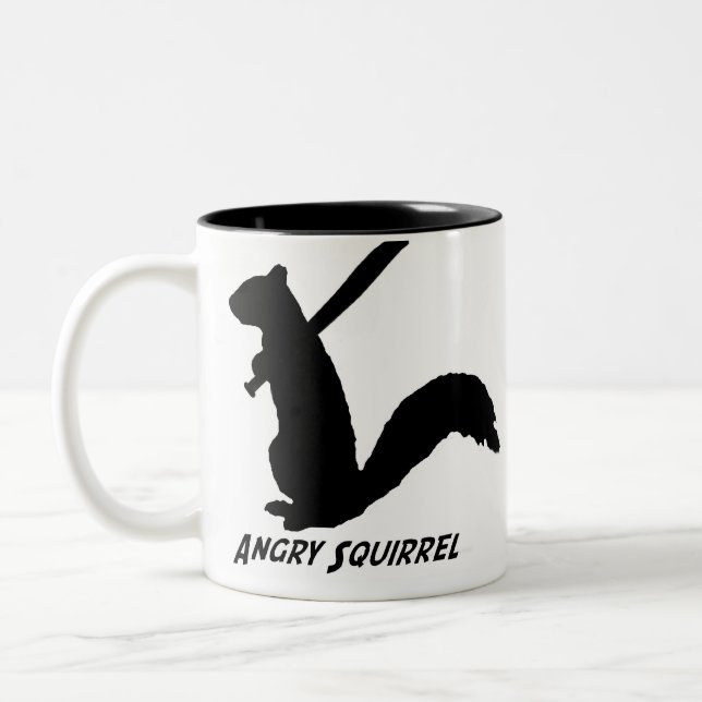Verärgerte Eichhörnchen-Tasse (Schwarzes) Zweifarbige Tasse (Links)