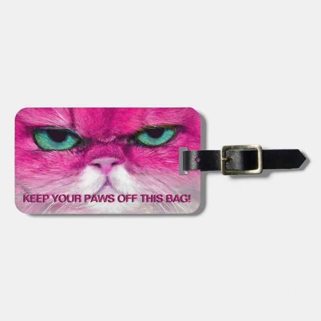 VERÄRGERTER ROSACAT, BEHALTEN TATZEN WEG VOM GEPÄCKANHÄNGER (Vorderseite horizontal)