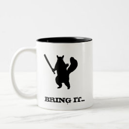 Verärgertes Eichhörnchen sagt; Holen Sie es Zweifarbige Tasse