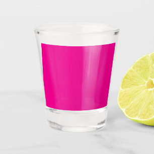 Verbessern Sie Ihren Platz mit einem rosa Hintergr Schnapsglas