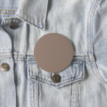 Verbessern Sie Ihren Wohnzimmerstil mit einem Brau Button<br><div class="desc">Umgestalten Sie Ihr Wohnzimmer mit einer atemberaubenden,  braunen Wand,  die eine schicke Uhr als Zeitmesser enthält. Erschaffen Sie ein modernes und rustikales Ambiente mit neutralen Farben für eine minimalistische Wohngestaltung!</div>