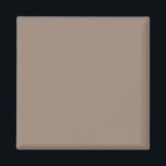 Verbessern Sie Ihren Wohnzimmerstil mit einem Brau Magnet<br><div class="desc">Umgestalten Sie Ihr Wohnzimmer mit einer atemberaubenden,  braunen Wand,  die eine schicke Uhr als Zeitmesser enthält. Erschaffen Sie ein modernes und rustikales Ambiente mit neutralen Farben für eine minimalistische Wohngestaltung!</div>