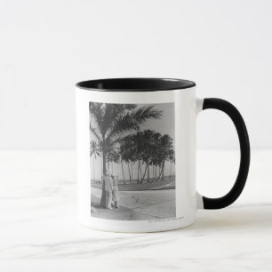 Verbinden Sie stehendes an der hinteren Ansicht Tasse