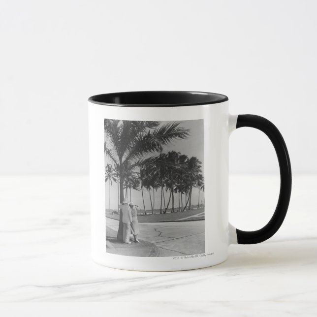 Verbinden Sie stehendes an der hinteren Ansicht Tasse (Rechts)