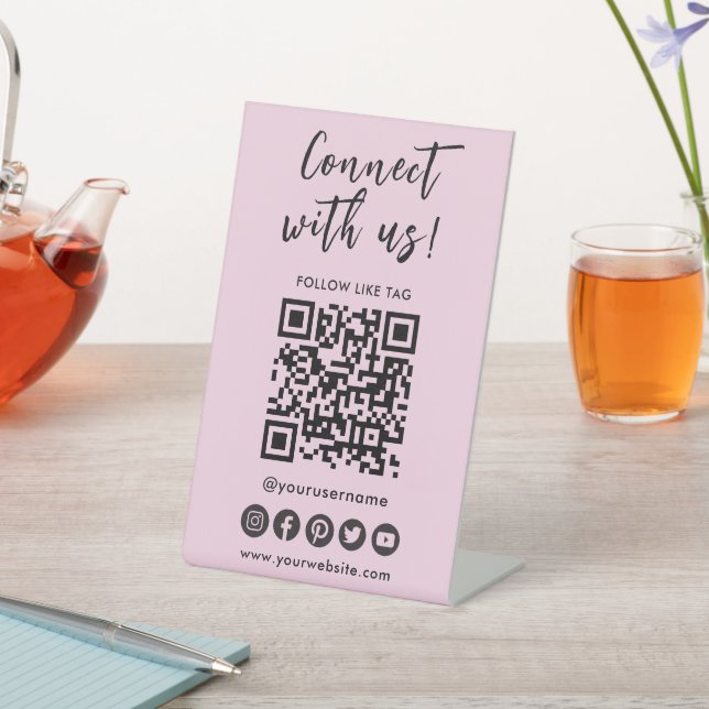 Verbindung mit dem QR-Logo der Social Media Sockelschild (In SItu)