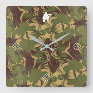 Verblasste Camouflage. Seid inkognito! Quadratische Wanduhr