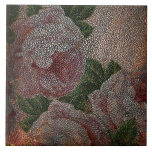 Verblaßte viktorianische rosa Rosen und antikes Fliese